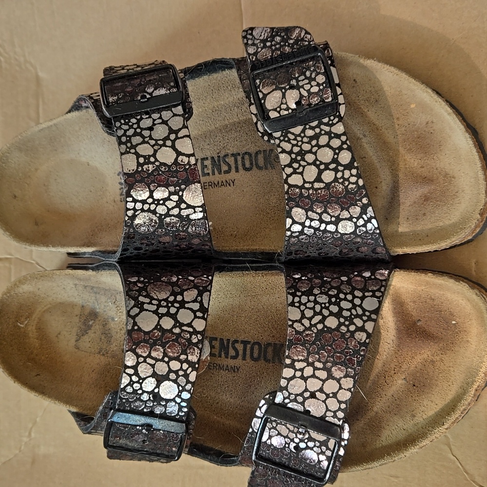 LIKE NEW worn 2 Times Birkenstock Arizona Metallic Stone Sandals in Bronze